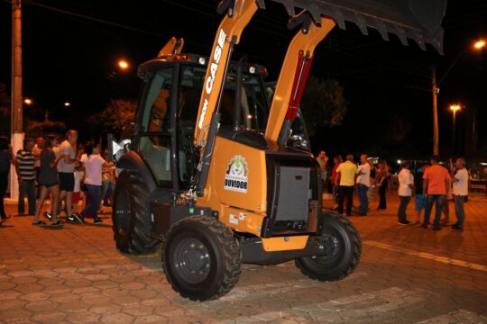Prefeitura de Ouvidor realiza entrega de retroescavadeira ao município