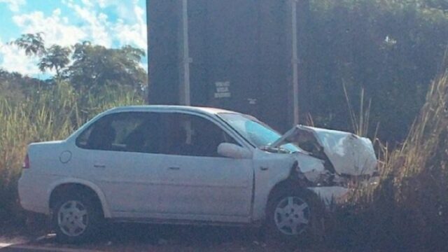 Batida entre dois carros deixa um casal de idosos ferido na BR-365