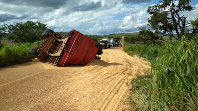 Caminhão carregado com soja tomba e interdita rodovia próximo a Coromandel