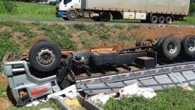 Caminhoneiro morre após capotar na BR-153