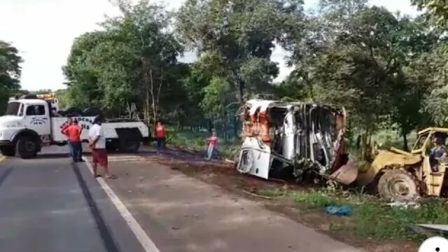 Ônibus tomba em Porangatu e deixa 13 pessoas feridas