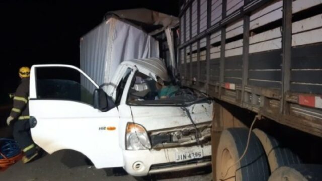Homem morre após colidir com caminhão quebrado na BR-153, em Anápolis