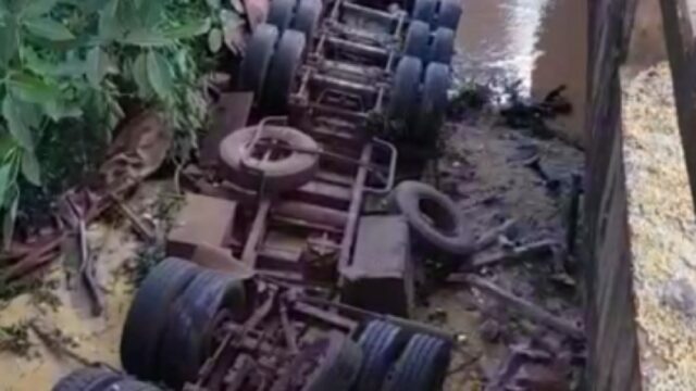 Colisão entre duas carretas mata uma pessoa na BR-452, em Rio Verde