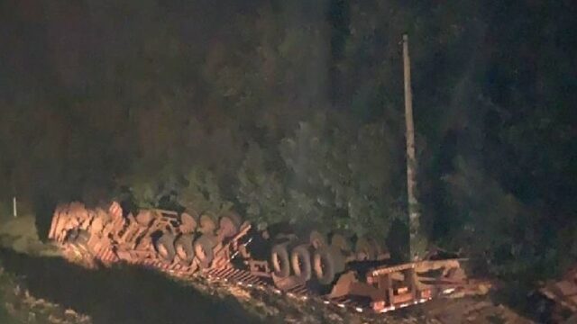 Carreta bitrem tomba próximo ao anel viário de Rio Verde