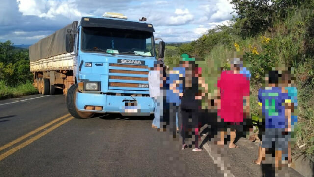 Carreta bloqueia GO-506, após falha mecânica entre os Distritos de Pires Belo e Santo Antônio do Rio Verde