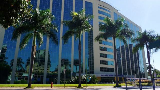 Em novo decreto, Caiado amplia regras para limitar aglomeração de pessoas