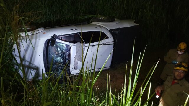 Motorista fica ferido após capotar camionete no trevo da BR 050 em Catalão