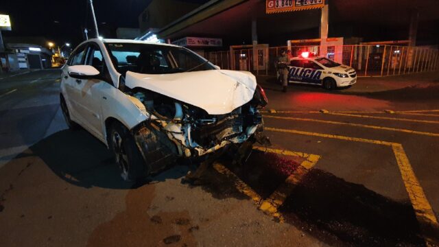 Motorista perde controle de veículo e colide contra poste no Centro de Catalão
