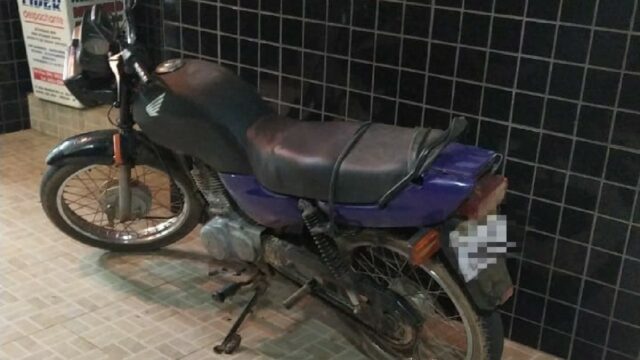 Equipe Tático Móvel recupera moto com restrição de roubo, em Catalão