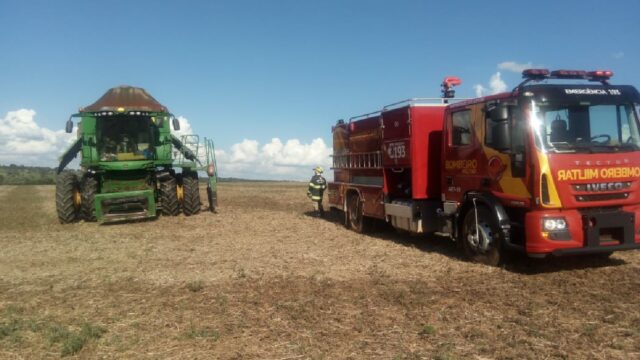 Bombeiros combatem incêndio em colheitadeira de soja, em Urutaí