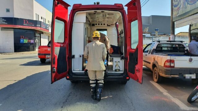Motociclista fica ferida após colisão com veículo em Catalão