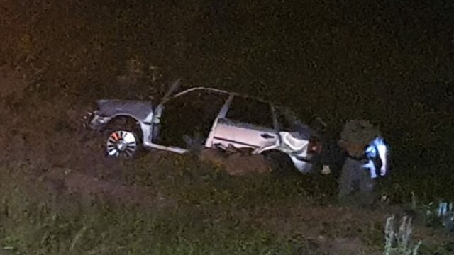 Veículo capota na GO-330 e deixa motorista ferido no município de Três Ranchos