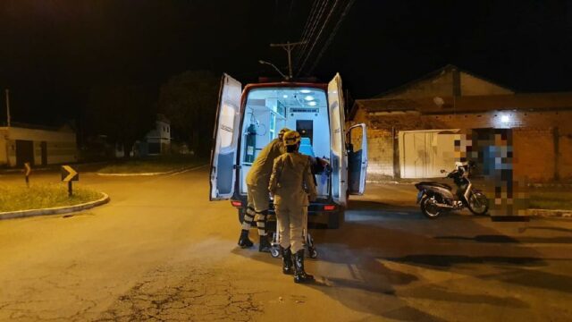 Motociclista fica ferida após colisão com carro em cruzamento, em Catalão
