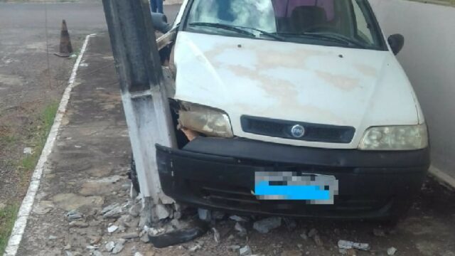 Após falha mecânica, motorista perde o controle e bate em poste de iluminação em Goiandira