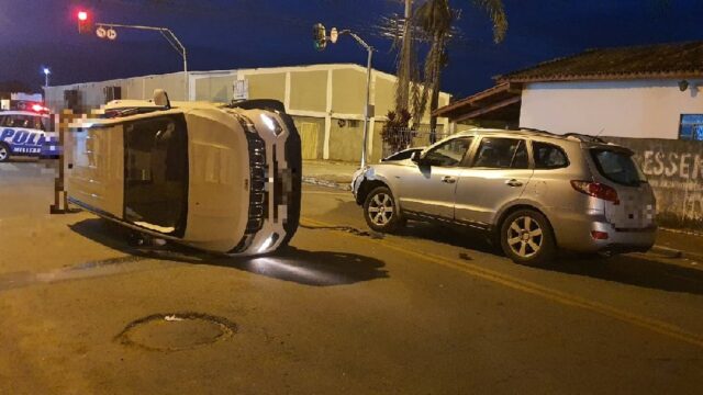 Carro tomba após colisão com outro veículo em Catalão