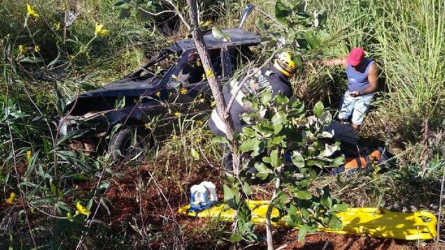 Saída de pista seguida de capotamento é registrada na GO 139 em Caldas Novas