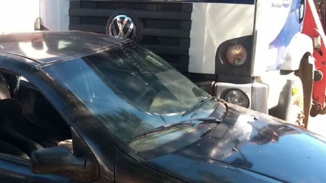 Em Goiandira, dois idosos ficam feridos em colisão entre carro e caminhão