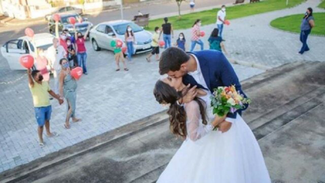 Por causa da pandemia, casal cancela festa, mas mantém casamento na igreja e transmite em live: 'Amor venceu o vírus'