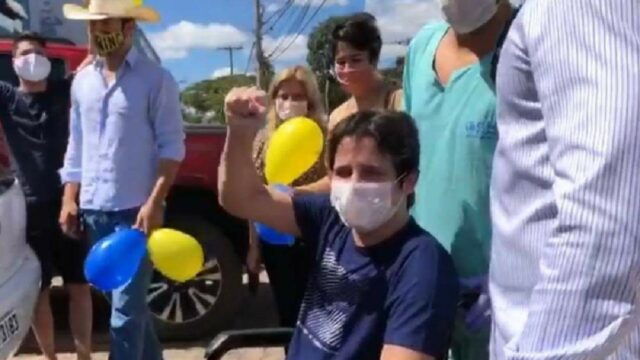 Apresentador 'seu Waldemar' se emociona com festa ao deixar hospital após se recuperar da COVID-19
