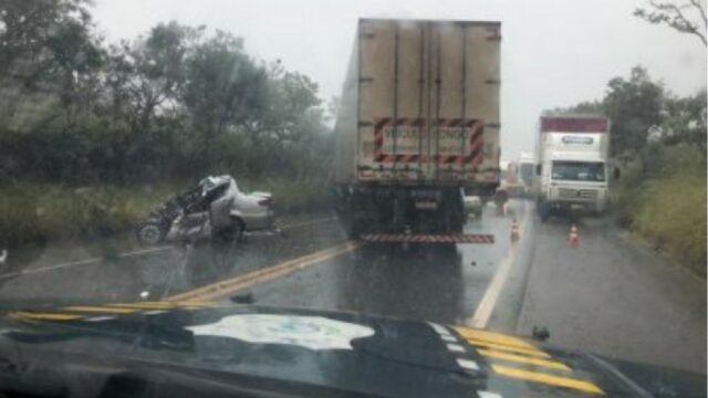 Colisão entre carro e carreta deixa três mortos na BR-020, em Formosa