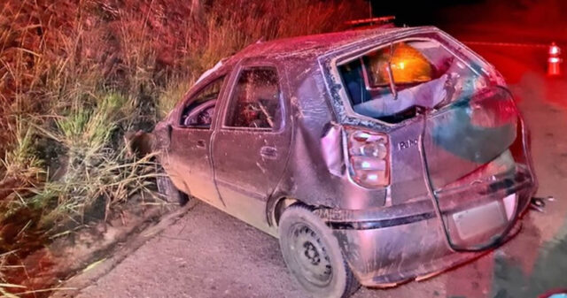 Mãe e filho morrem após carro bater em barranco e capotar na MG-190 em Monte Carmelo; pai apresentava sinais de embriaguez
