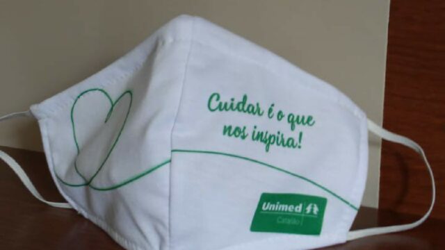 Unimed Catalão distribui gratuitamente duas mil máscaras para prevenção ao Covid-19