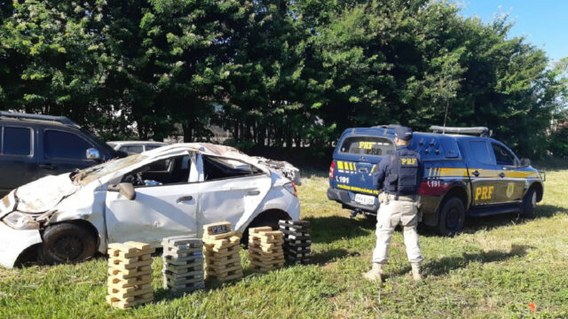 PRF apreende drogas em veículo roubado e acidentado na BR 060 em Indiara