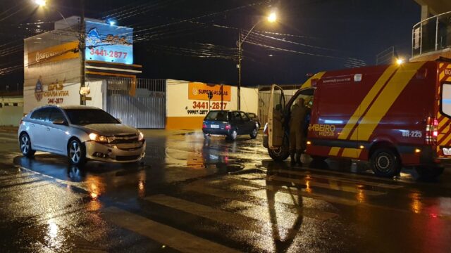 Mulher fica ferida durante colisão entre dois veículos em Catalão