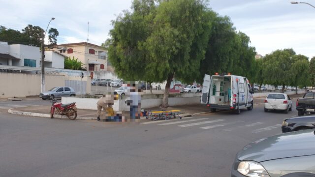 Colisão entre carro e moto deixa passageira de moto ferida, em Catalão