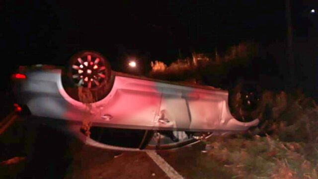 Saída de pista seguida de capotamento deixa motorista ferido na GO 305 em Goiandira