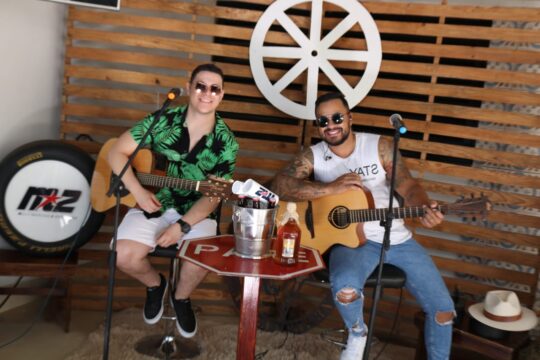 A dupla sertaneja Victor e André, realizam "Live Solidária" em Catalão