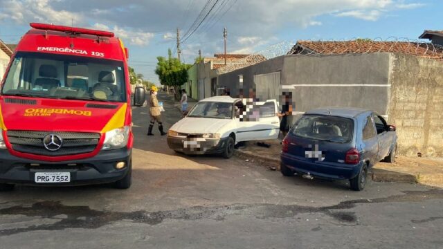 Acidente entre dois carros deixa mulher e criança feridas em Catalão