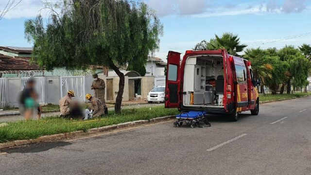Bombeiros socorrem mulher vítima de queda de moto, em Catalão