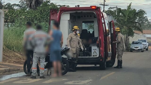 Homem fica ferido em acidente entre carro e moto no Bairro Dona Matilde, em Catalão