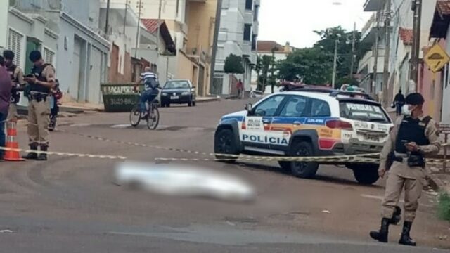 Idoso morre após ser atropelado por motocicleta no centro de Monte Carmelo