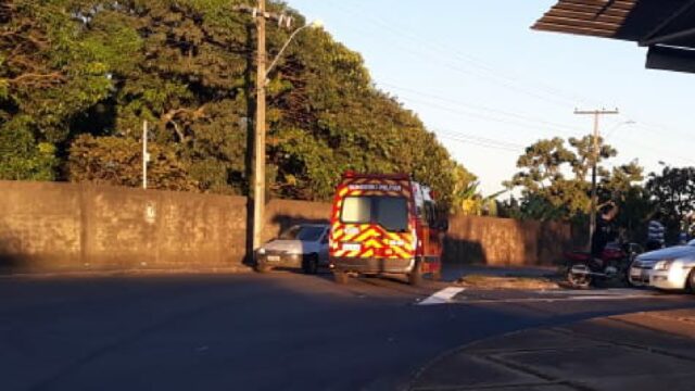 Colisão entre carro e moto deixa motociclista ferido na Vila Mutirão