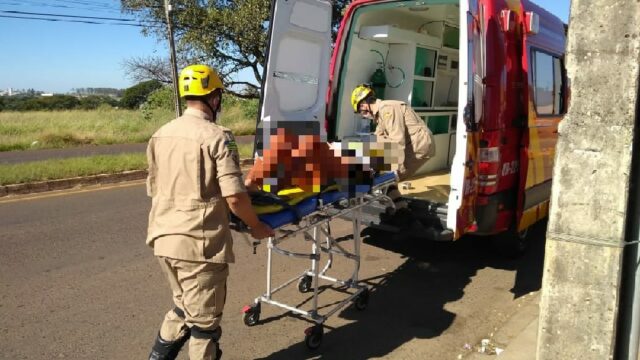 Condutora e passageira de moto sofrem ferimentos após colisão com carro, em Catalão