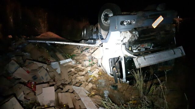 Motorista de caminhão perde controle de veículo e capota na BR-050, em Campo Alegre de Goiás