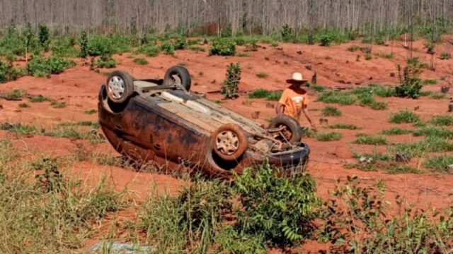 Capotamento na GO-330 deixa motorista ferida no município de Três Ranchos