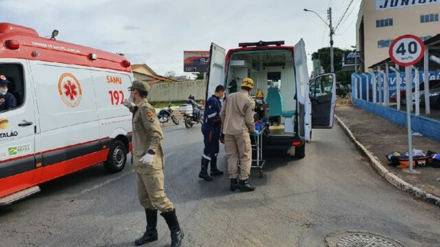 Batida entre carro e motocicleta deixa homem ferido em cruzamento, em Catalão