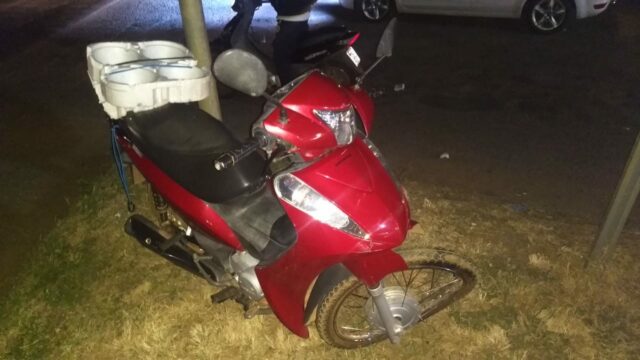 Colisão entre carro e moto deixa motociclista ferido no trevo do bairro Pontal Norte