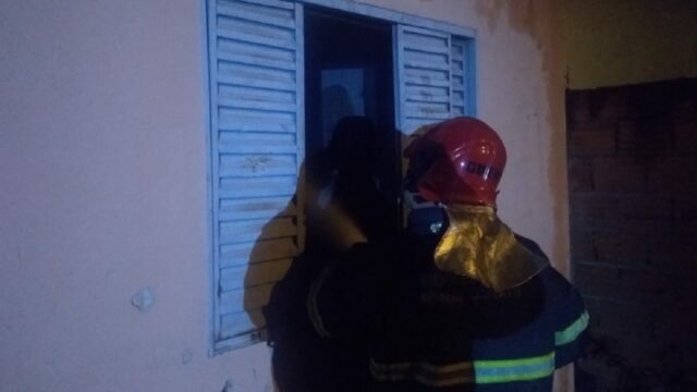 2°Companhia de Bombeiros Militar de Araguari combate incêndio em residência
