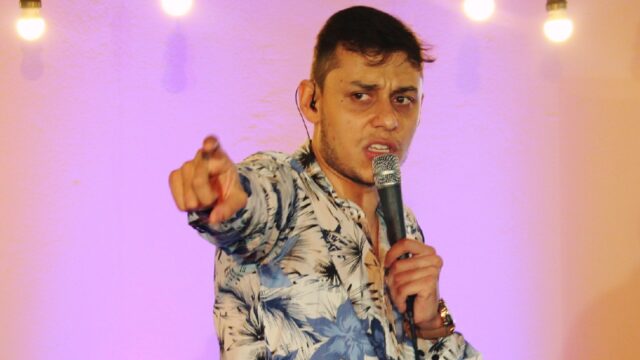 Em Live do Agasalho, o cantor Alex Chaves realizou uma Live Solidária em sua residência
