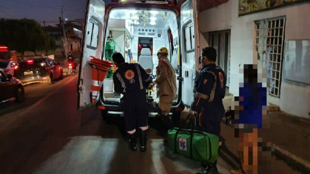 Motociclista colide em carro que entrava em garagem de residência, em Catalão