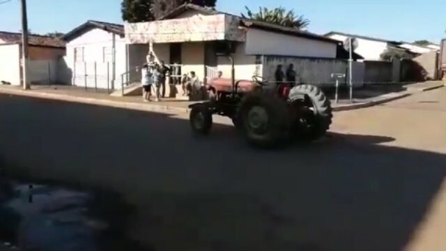 Homem fica ferido após cair de trator, no Distrito de Santo Antônio do Rio Verde