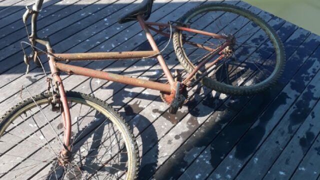 Uma bicicleta foi localizada no fundo de Lago Artificial em Ipameri