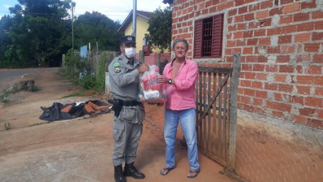 Em ato Solidário, Policiais Militares de Campo Alegre de Goiás realizam entregas de cestas básicas