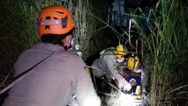 Carro cai em erosão de 8 metros e deixa três feridos na BR-040, em Cristalina