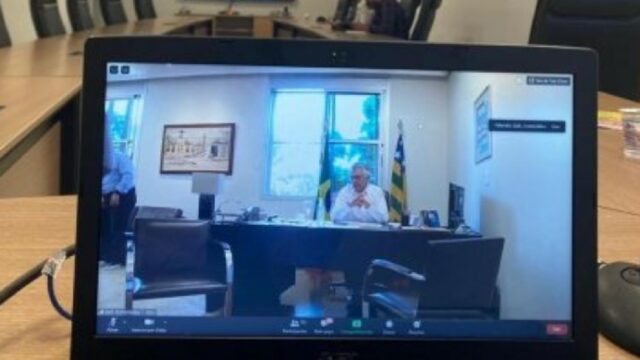 Caiado se reúne com prefeitos e propõe fechar comércio a partir de quarta (13)