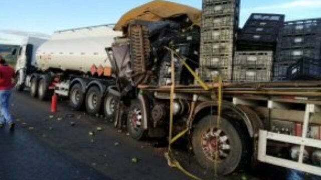 Carreteiro e passageira morrem em grave colisão com caminhão na BR-365, Patrocínio
